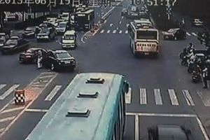 ĆALE BEZ MILOSTI: Zakucao Mercedes u sinovljev BMW pa ga pojurio niz ulicu