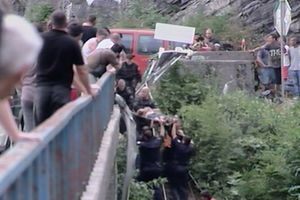 TRAGEDIJA U CG: Autobus sleteo sa mosta, poginulo16 putnika
