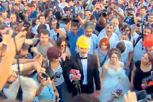 U INAT ERDOGANU: Turci se venčali usred protesta!
