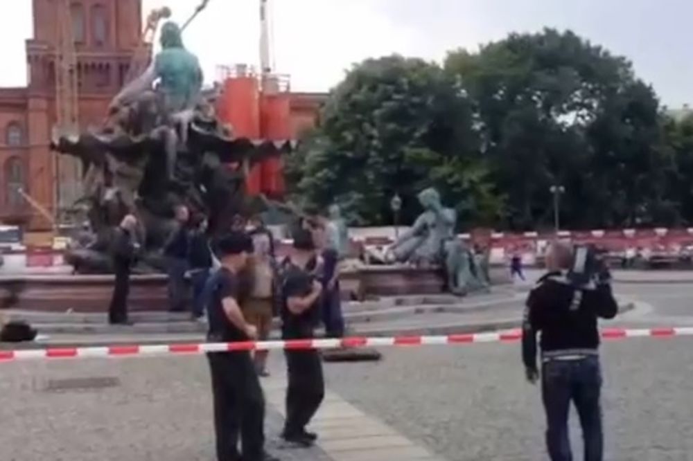 Berlin: Ubijen čovek koji je go u fontani napao policajca