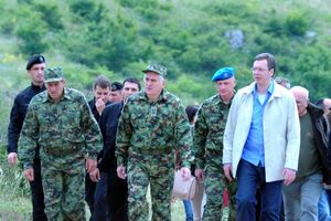 RESAVA 2013: Nikolić u maskirnoj uniformi postrojio vojsku