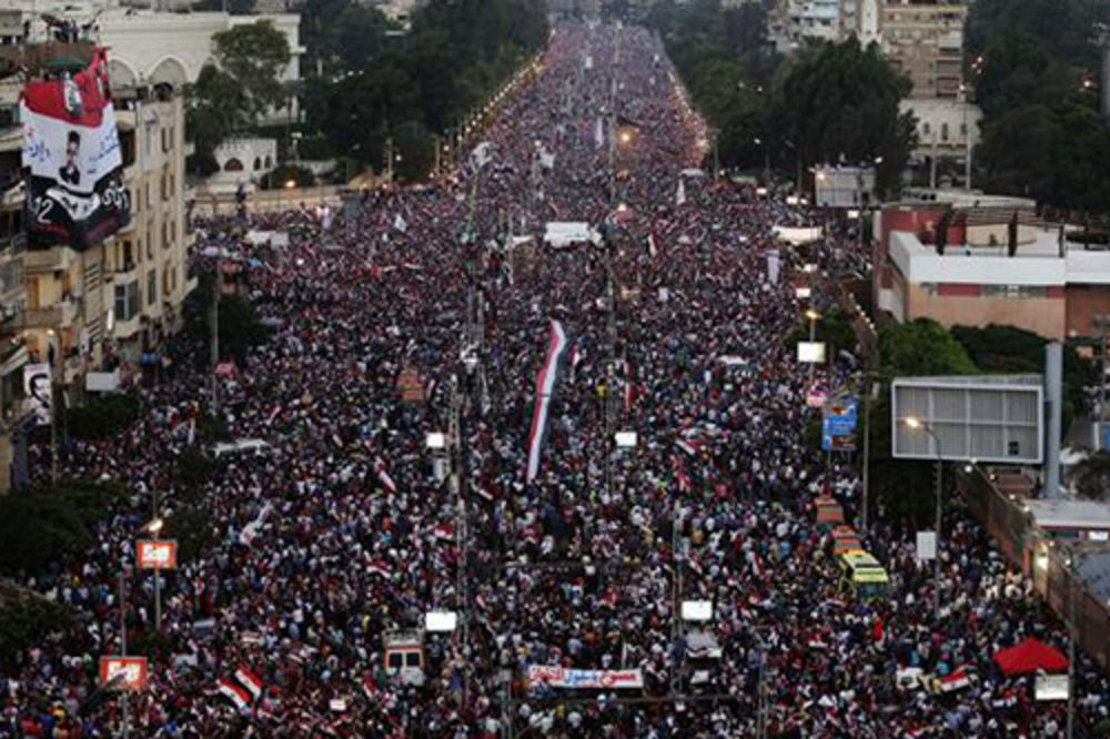 HAOS U EGIPTU: 5 mrtvih, opozicija poziva vojsku da deluje