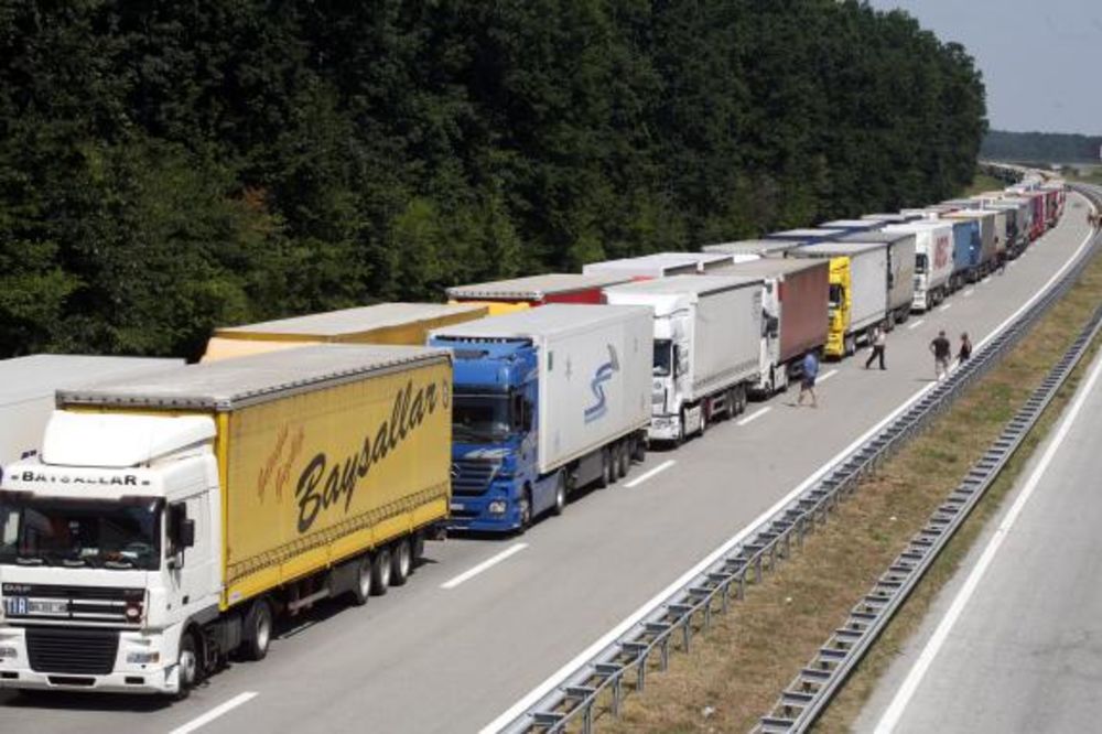 Batrovci: Kamioni čekaju po 30 sati na prelazu