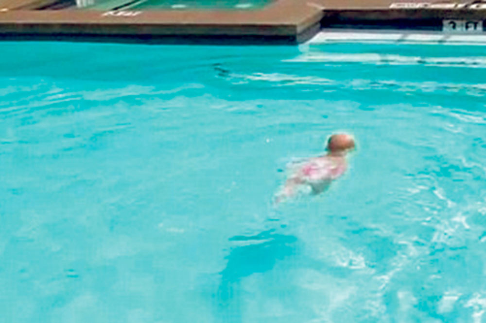 ČUDO OD DETETA: Beba u dahu može da preroni bazen