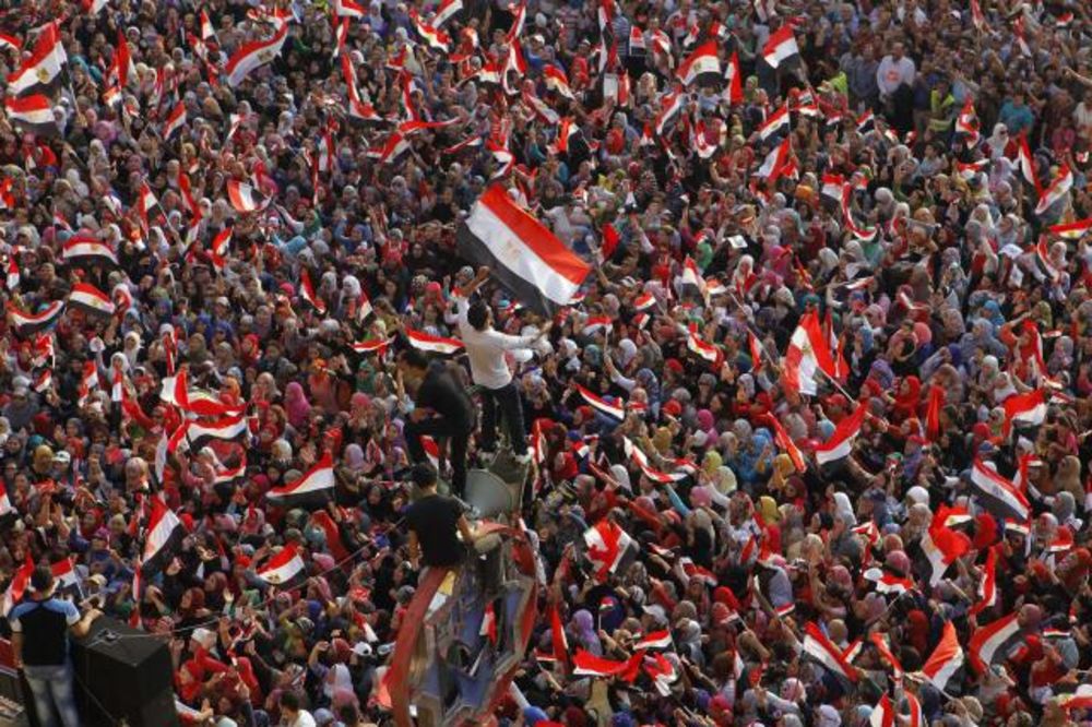 ISTIČE ULTIMATUM: Vojska opkolila državnu televiziju u Kairu
