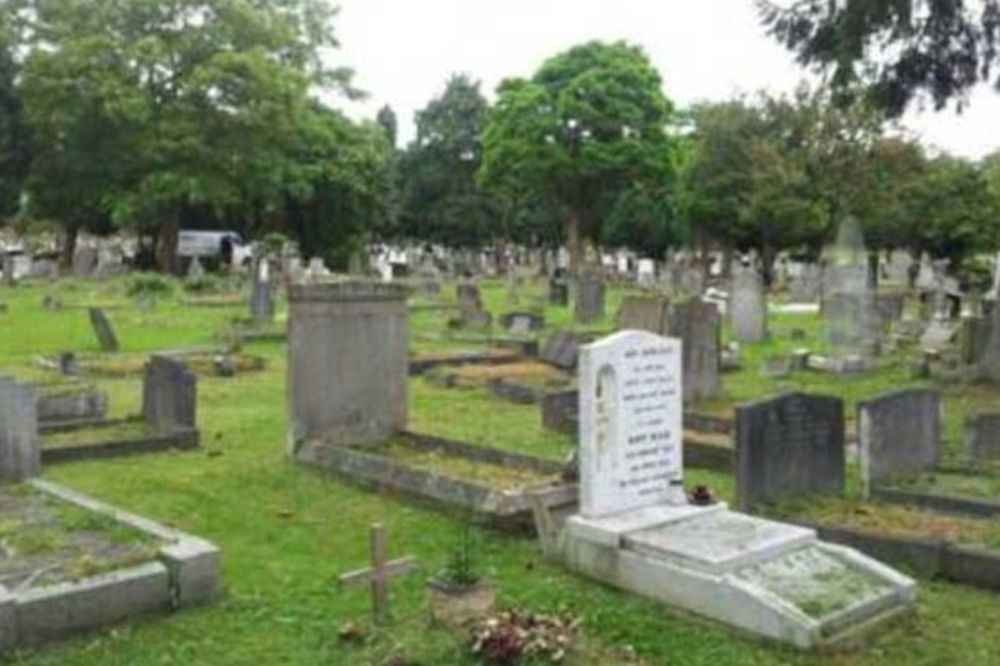 ŽIVOT POSLE SMRTI: Britanac na groblju snimio duh žene!