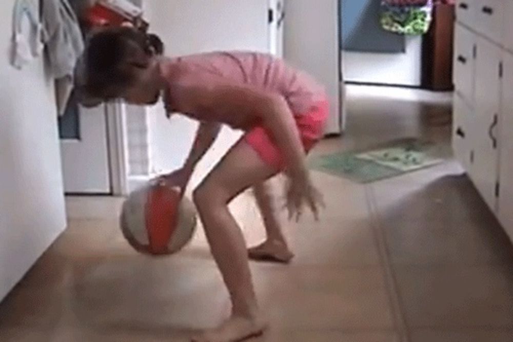 ČUDO OD DETETA: Devojčica briljira sa košarkaškom loptom