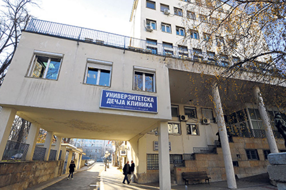 DRUGARICE, DRUGARICE! Srbija se RASPLAKALA zbog dirljive scene ispred bolnice u Tiršovoj (FOTO)
