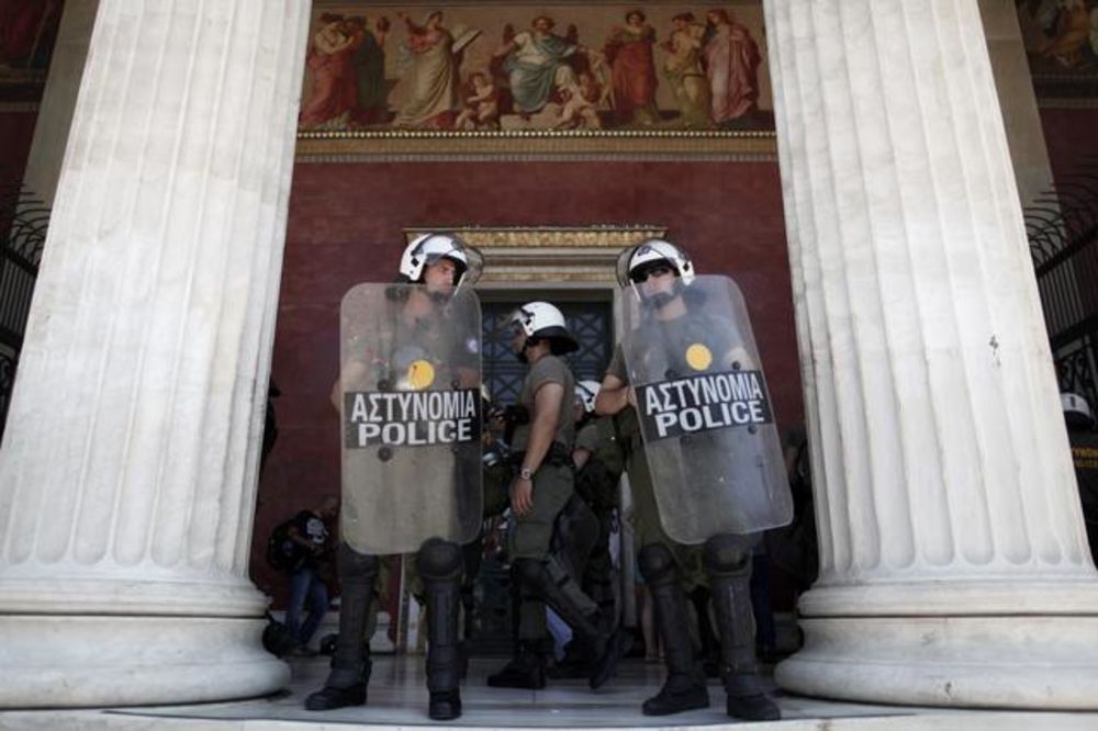 ATINA: Policajci okupirali zgradu gradske uprave