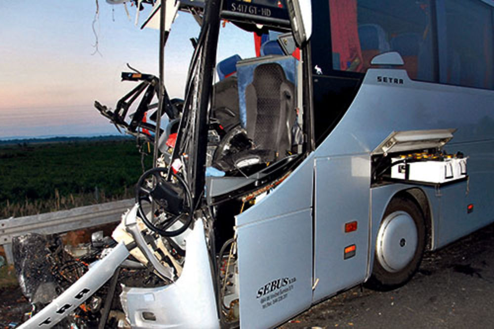JEZIVO: Češki autobus zakucao se u šleper