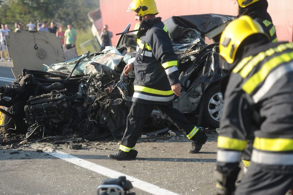 UZNEMIRUJUĆE: Vozač pežoa poginuo na Ibarskoj posle udara u kamion!