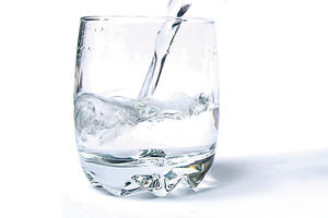 Deset čaša vode na dan topi kilograme