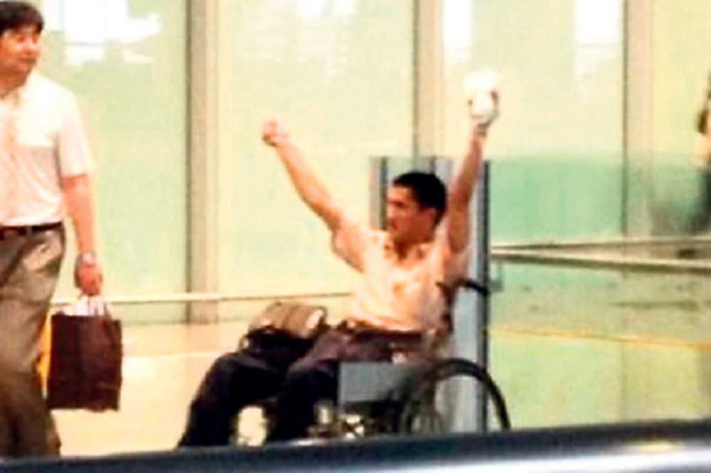 Čovek u kolicima aktivirao bombu na aerodromu!