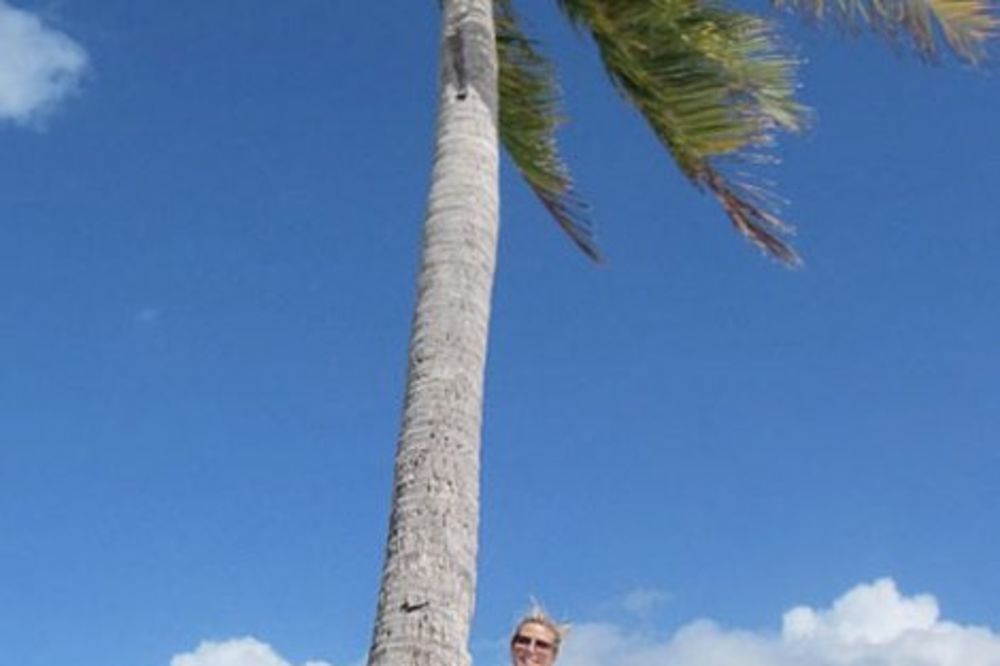 SEKSI: Hajdi Klum u toplesu zagrlila palmu