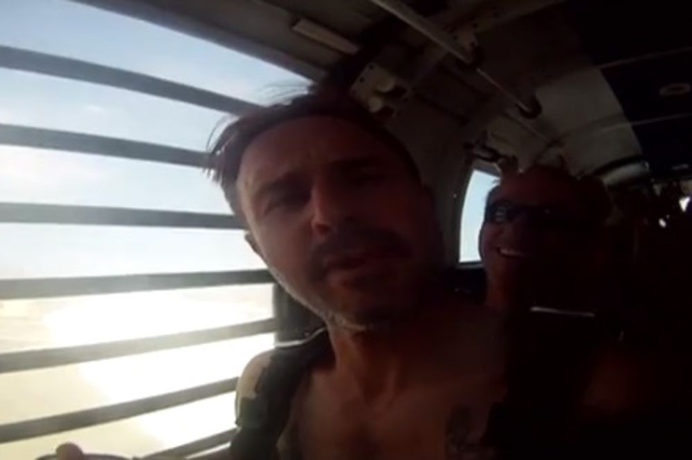 Dejvid Arket sa porno glumicama skočio iz aviona
