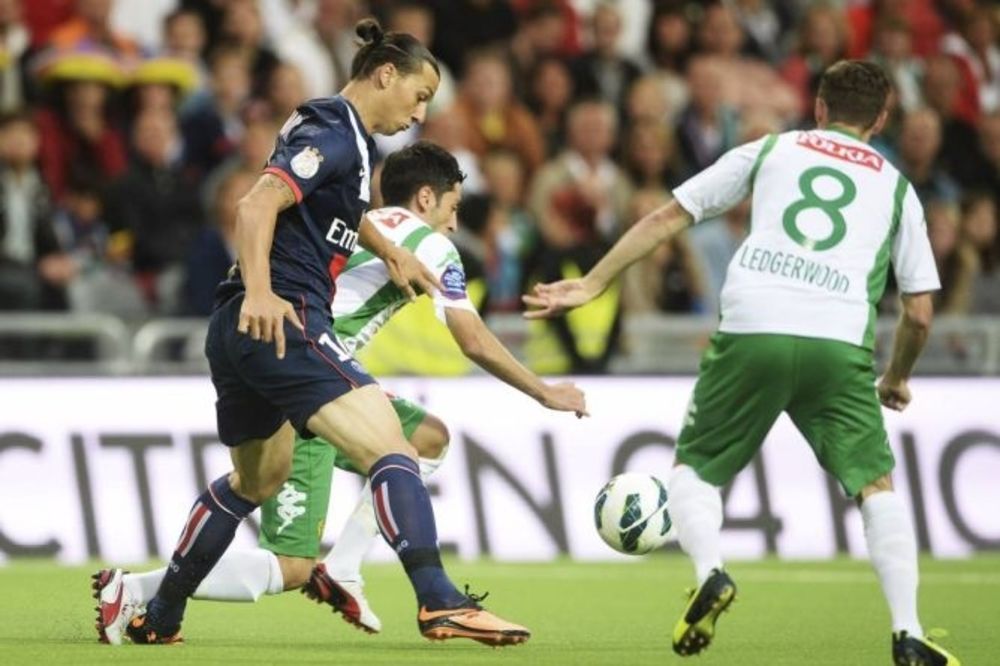 POMEŠAO FINTE: Ibrahimović od muke zagrlio rivala