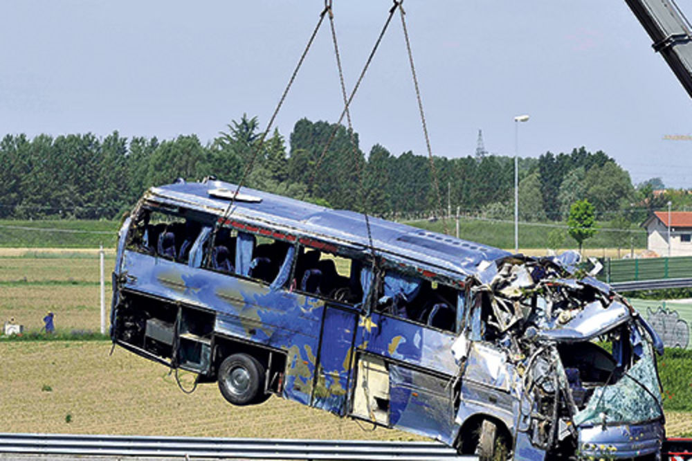 UŽAS U ITALIJI: U autobuskoj nesreći nastradalo 39 putnika