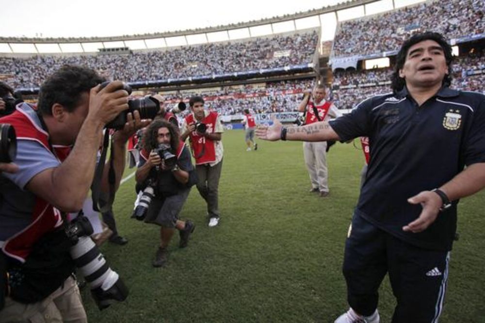 FOTOGRAF OPTUŽUJE: Maradona me šutnuo u međunožje