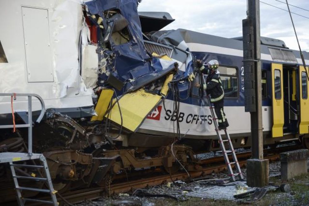 SUDAR VOZOVA: Mašinovođa poginuo, 35 povređenih u Bernu