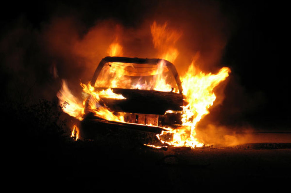 VATRA NA BANOVOM BRDU: Izgoreo automobil na tramvajskim šinama