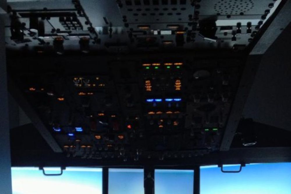 HTEO U PILOTE: Napravio kokpit boinga 737 u sobi!