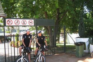 Policajci na biciklima krstare Novim Sadom