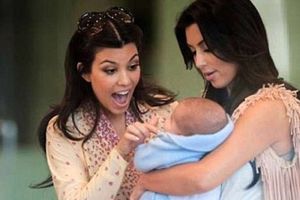 Kim obmanjuje fanove: Slikala se sa bebom, ali ne svojom