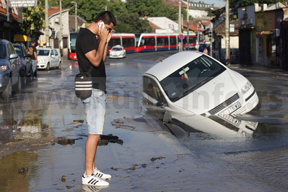 HAOS U BEOGRADU: Pogledajte kako je automobil propao kroz asfalt!