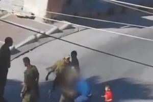 Izraelski vojnik šutirao i šamarao palestinskog dečaka (12)