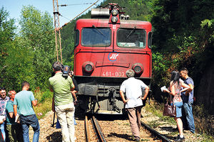 MRAK: Putnici u vozu Beograd-Bar četiri sata zarobljeni u tunelu!