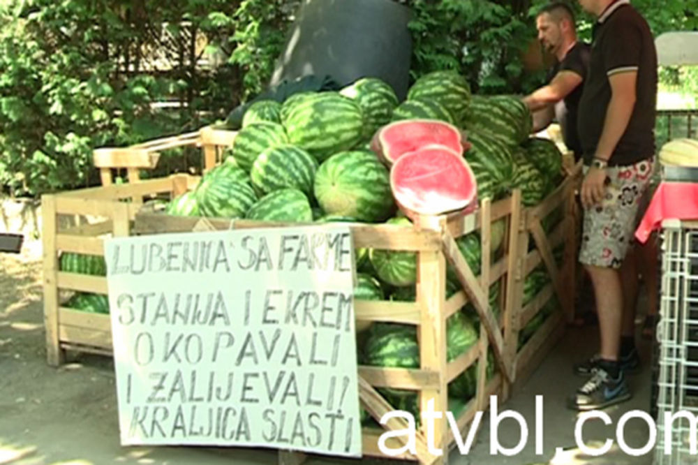 SRBIN SE DOSETIO: Ekrem i Stanija prodaju lubenice