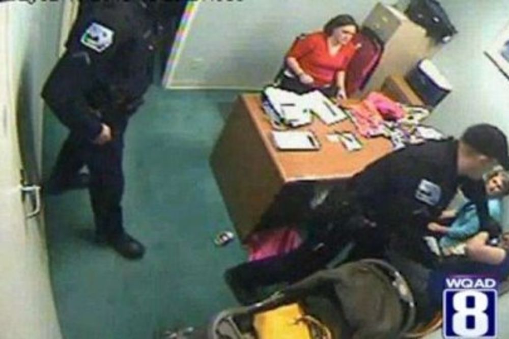BRUTALNO: Policajac pretukao ženu lopova pred njenom ćerkicom