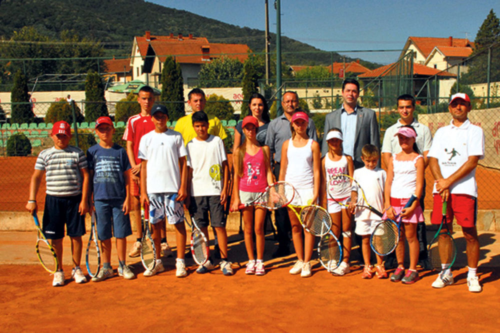KAMPERI: Tenis ujedinio Srbe