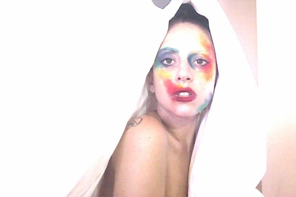 Ledi Gaga promoviše svoj album našminkana kao utvara