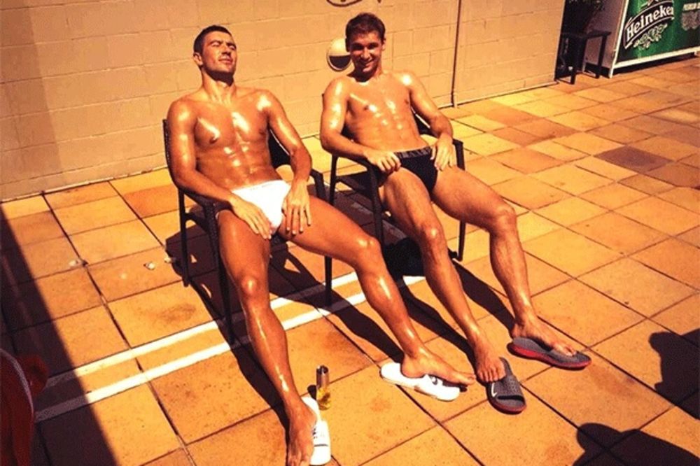PREPLANULI: Kolarov i Ivanović uživaju na suncu!