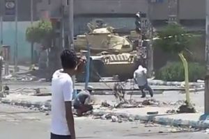 UZNEMIRUJUĆI VIDEO: Nenaoružani demonstrant u Egiptu ubijen ispred tenka