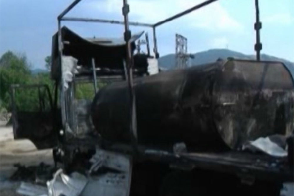 KAO BUKTINJA: Cisterna gorela kod Raške, 2 tone goriva iscurelo u zemlju