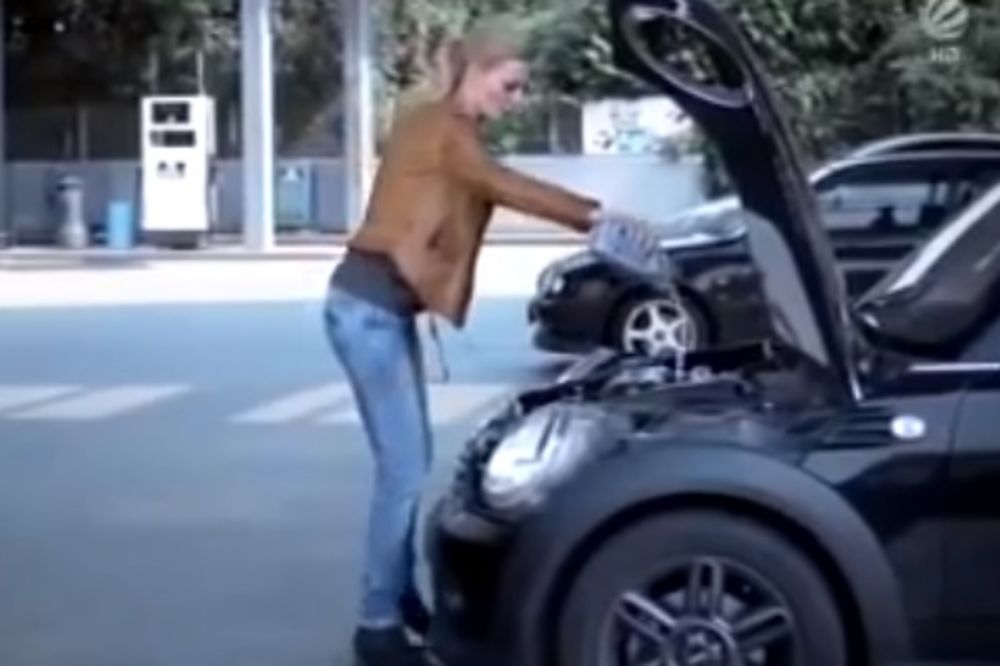HIT: Pogledajte kako žena menja ulje na motoru