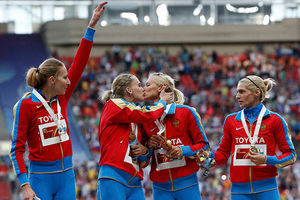 PROSLAVA: Ruske atletičarke poljupcem gurnule Putinu prst u oko!