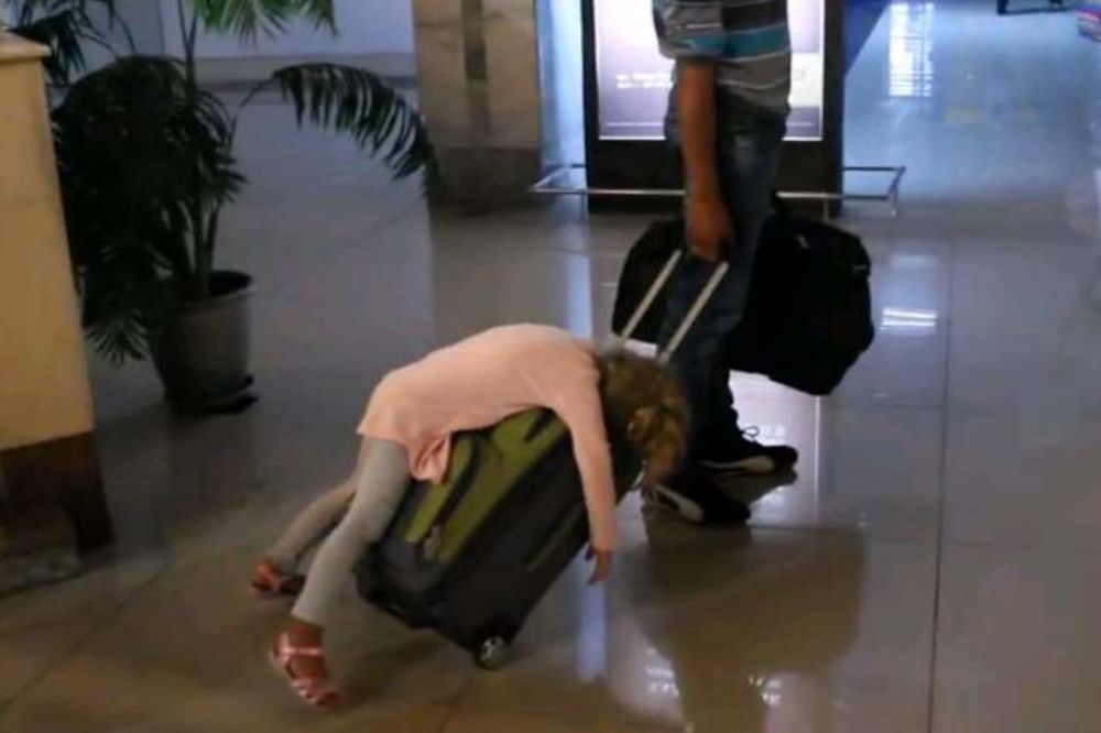 UMOR NE PITA: Devojčica zaspala na koferu!