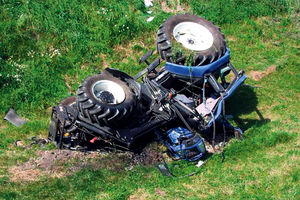 PROKLIZAO: Prevrnuo se traktor, vozač poginuo!