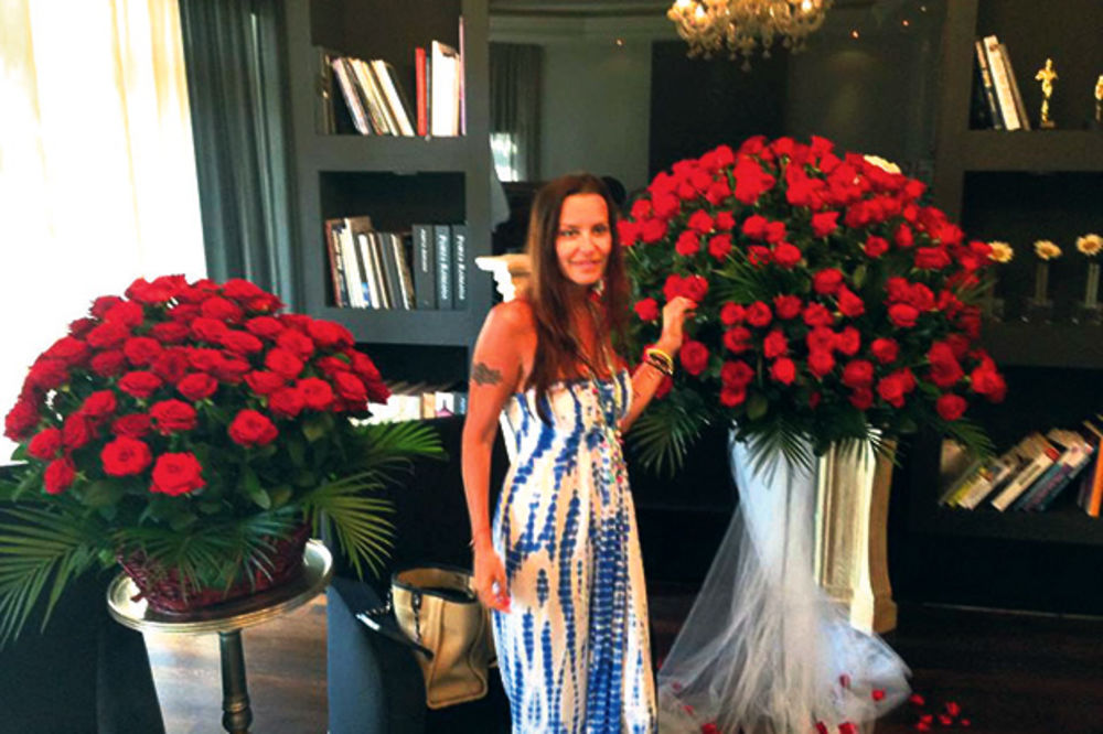 Poklon za Elenu Karić: Dva buketa ruža stigla joj od muža