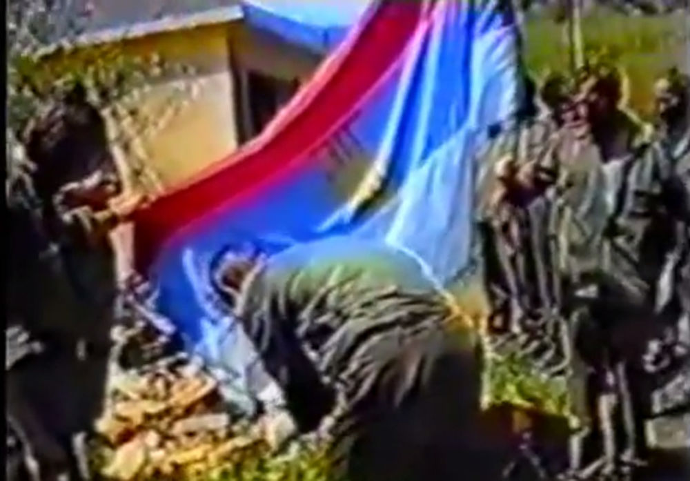 Pripadnici Armije BiH pale srpsku zastavu