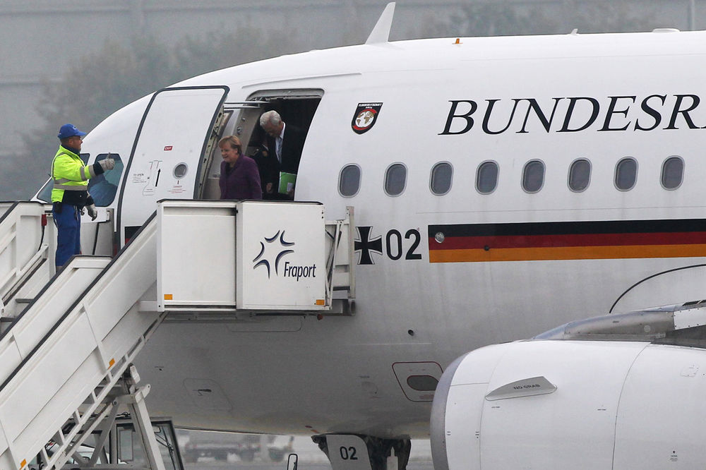 PREVARIO ČUVARE: Drogiran mladić u donjem vešu upao u avion Angele Merkel