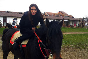 DRAMATIČNO: Mira Škorić pala s konja
