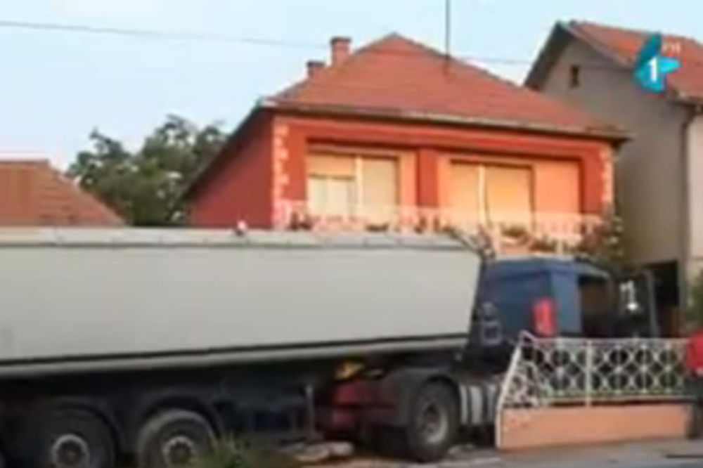 NA SPAVANJU: Kamion uleteo u kuću u Irigu!
