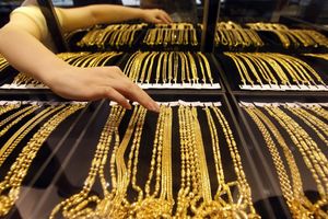 RASPUSNO: Srbi za godinu dana kupili 2,3 tone zlata i dijamanata