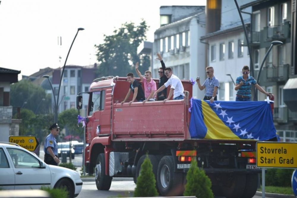 HIT FOTOGRAFIJA: Na svadbu krenuo kamionom!
