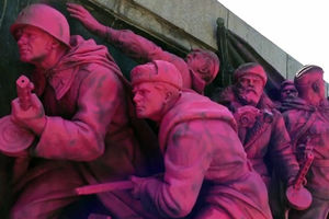 ROZE SPOMENIK: Sovjetski vojnici ofarbani u znak izvinjenja!