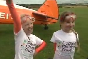HRABRE: Devojčice hodaju po krilima aviona u letu